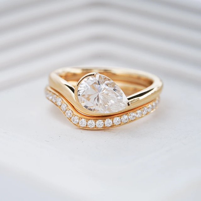 Curved 18K Solid Gold With Pear Shape Moissanite Rings Set